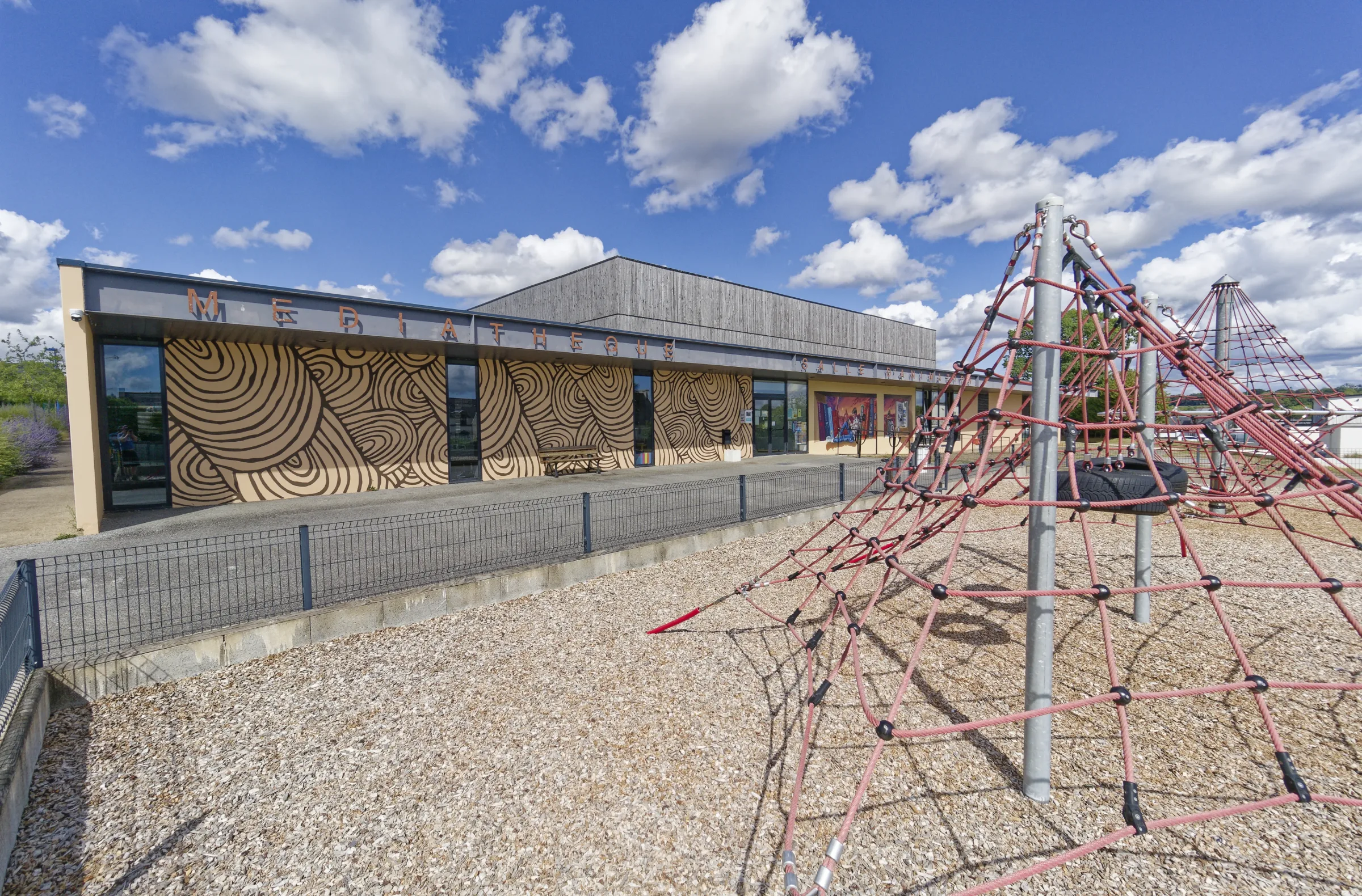 Détail de la fresque d'art pariétal primitif, façade de la médiathèque d'Edern